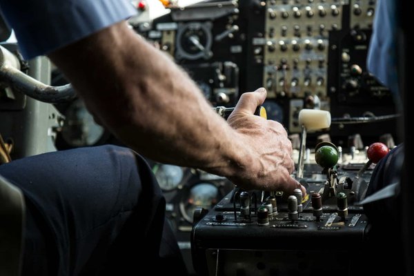 Quelles stratégies de machine learning sont employées pour optimiser les stratégies de tarification dynamique dans le secteur aérien?